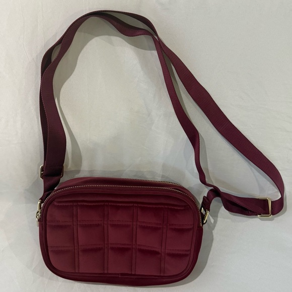 NWOT Lululemon Crossbody Camera Bag Quilted Velour 2L - Wine Berry WNBY - Picture 2 of 6
